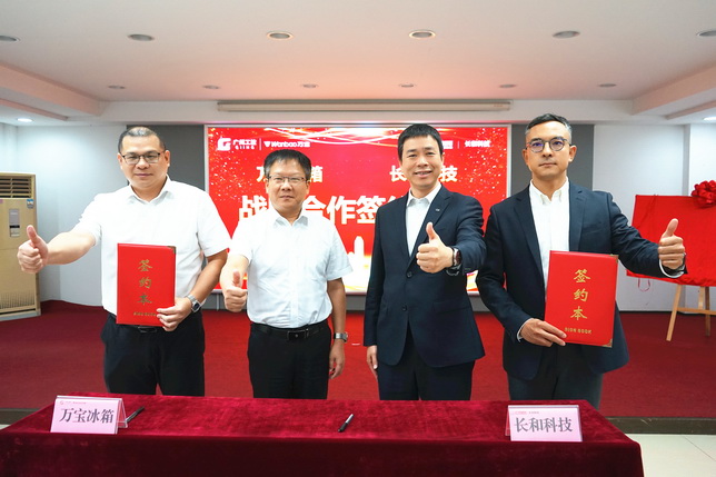 签约双方合影留念_调整大小.JPG